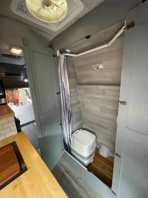 1998 Ford Econoline E350 4x4 - 7.3 Diesel Overland Camper Van 9