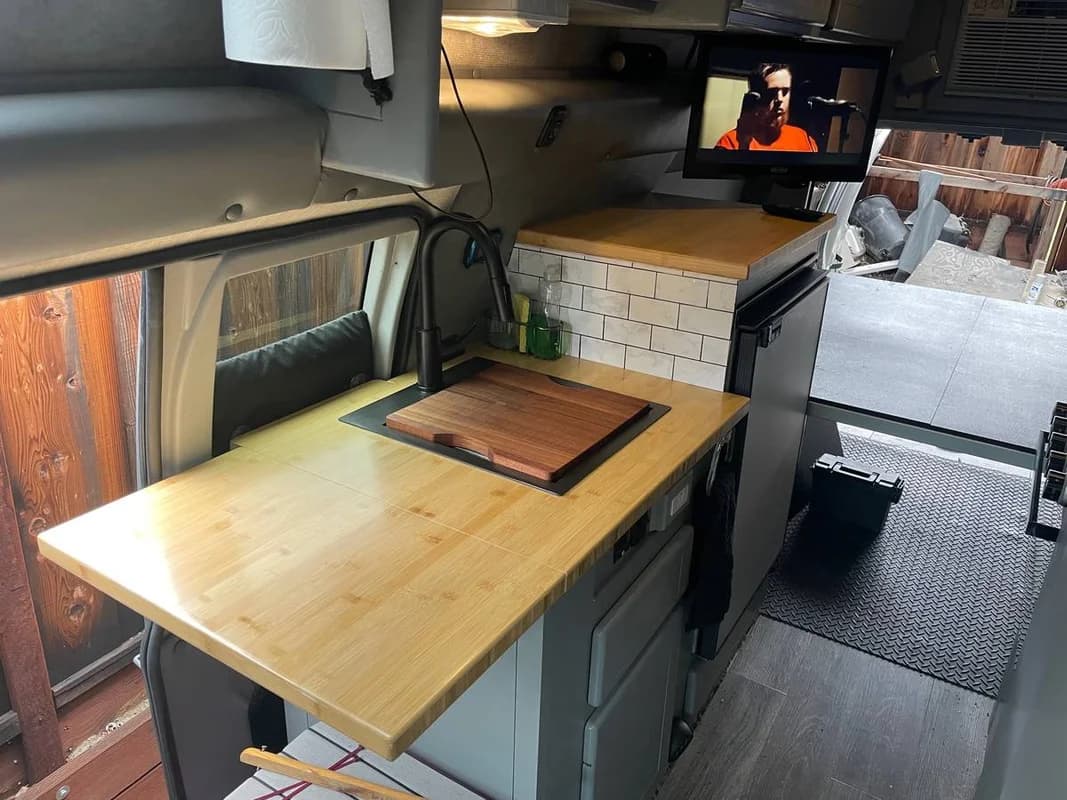 1998 Ford Econoline E350 4x4 - 7.3 Diesel Overland Camper Van 7