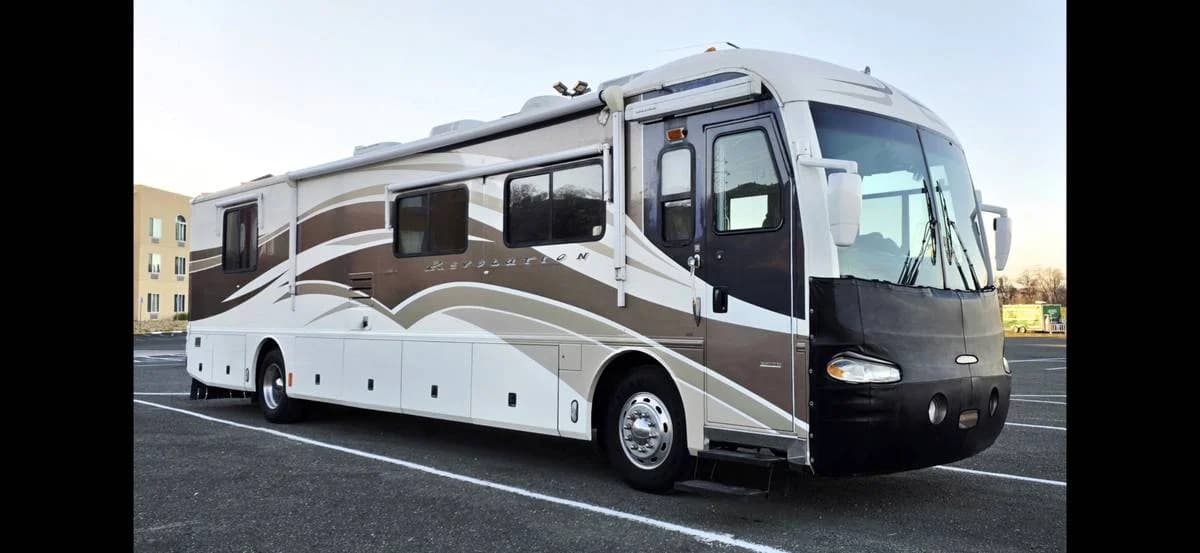 2002 ((clean)) fleetwood revolution diesel 2 slides