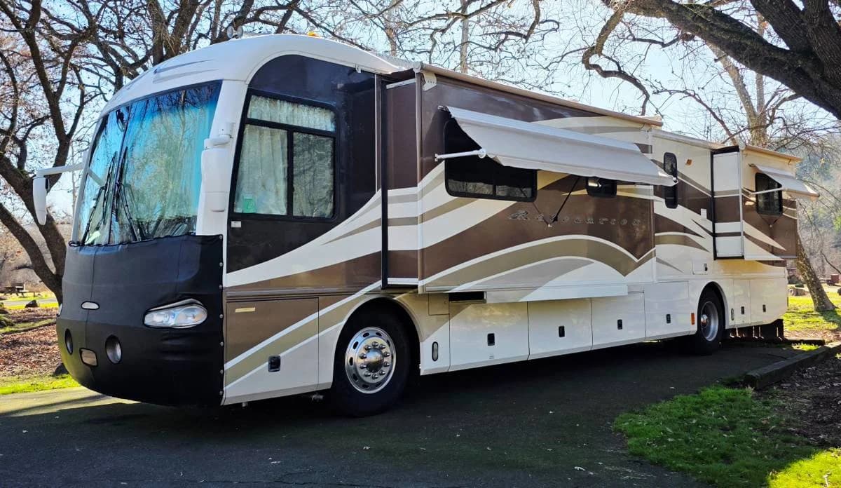 2002 ((clean)) fleetwood revolution diesel 2 slides 2