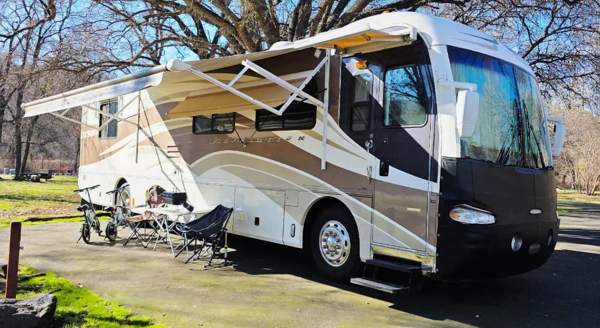 2002 ((clean)) fleetwood revolution diesel 2 slides 3