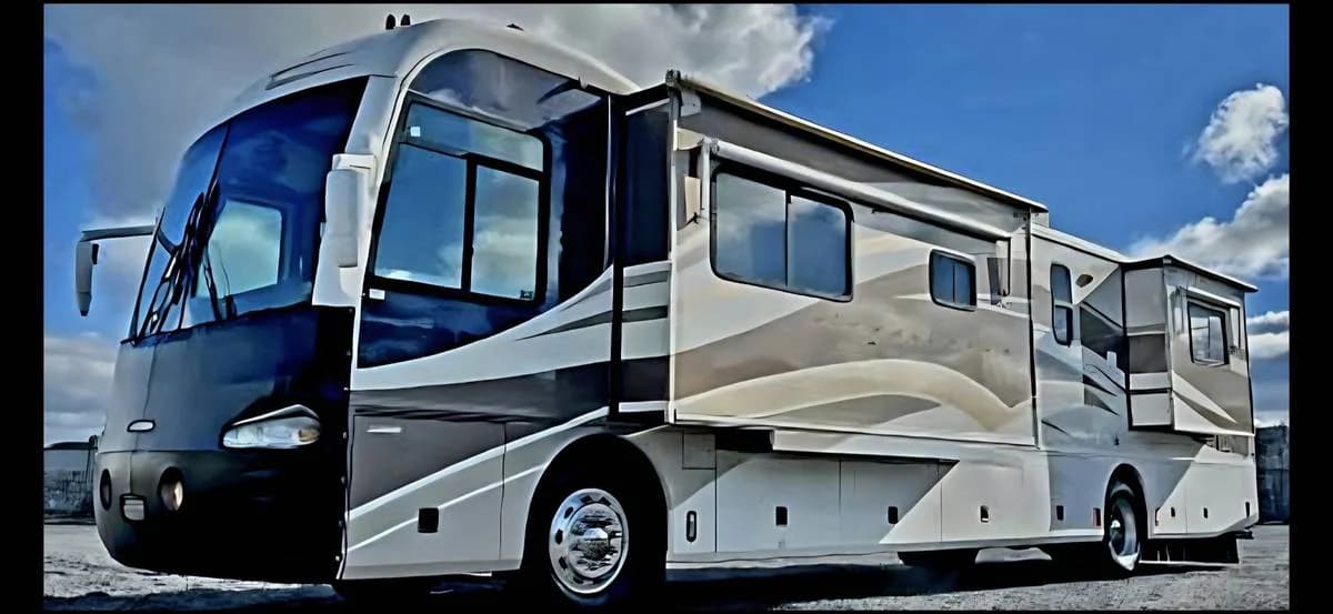 2002 ((clean)) fleetwood revolution diesel 2 slides 4