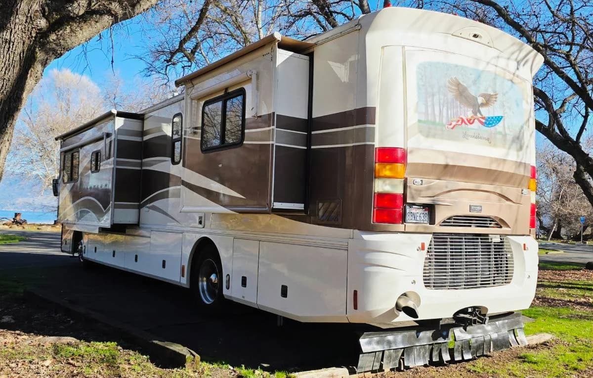 2002 ((clean)) fleetwood revolution diesel 2 slides 5