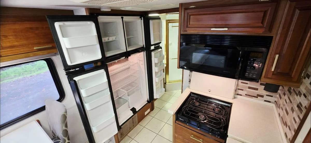 2002 ((clean)) fleetwood revolution diesel 2 slides 12