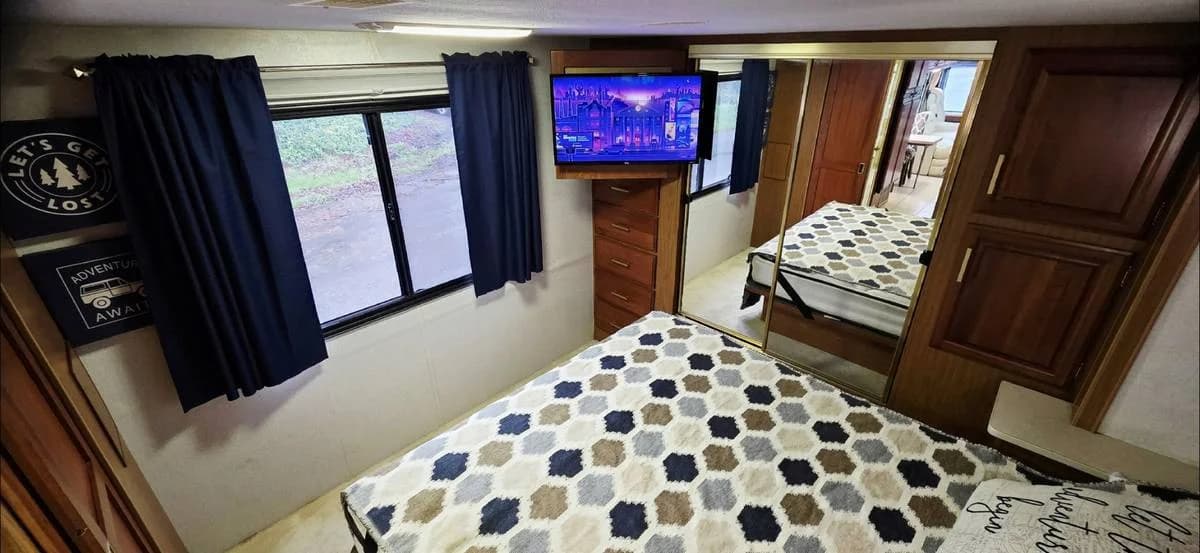 2002 ((clean)) fleetwood revolution diesel 2 slides 13