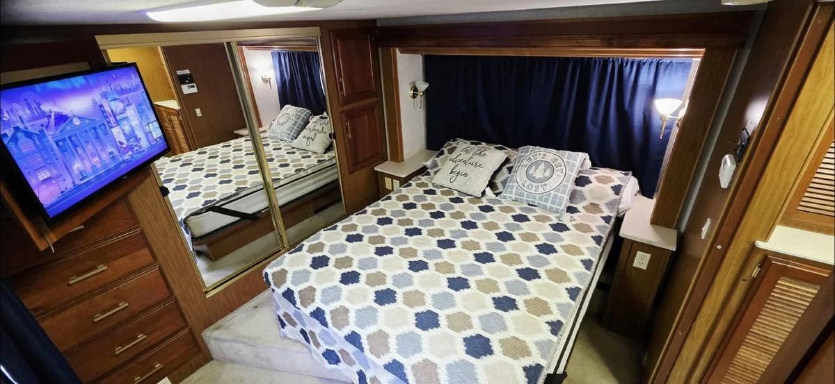 2002 ((clean)) fleetwood revolution diesel 2 slides 14