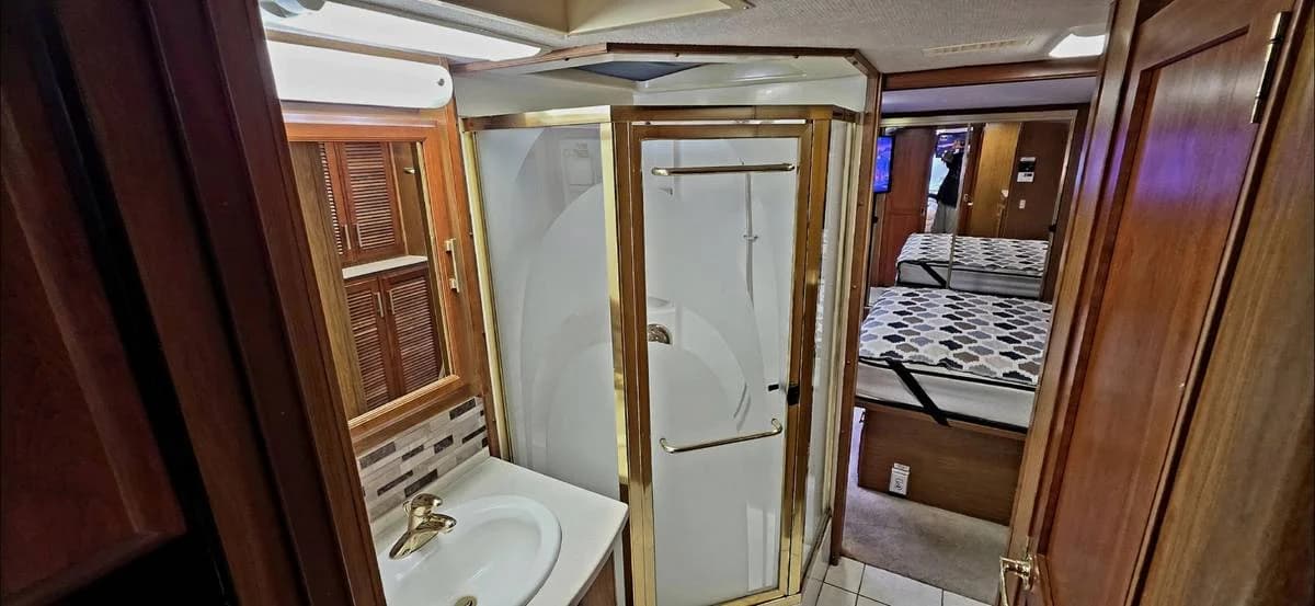 2002 ((clean)) fleetwood revolution diesel 2 slides 15