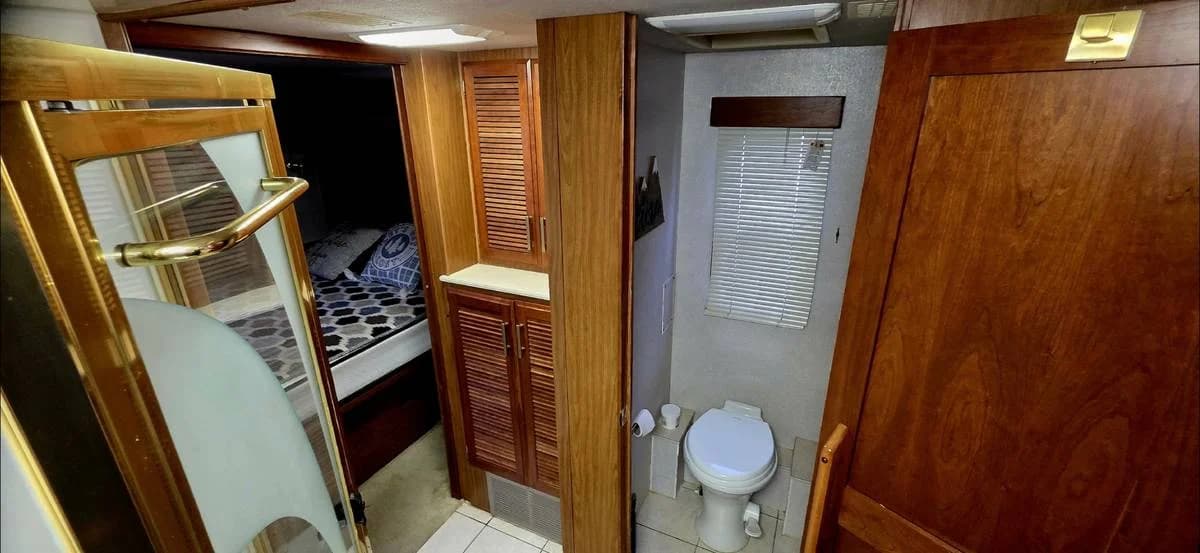 2002 ((clean)) fleetwood revolution diesel 2 slides 16