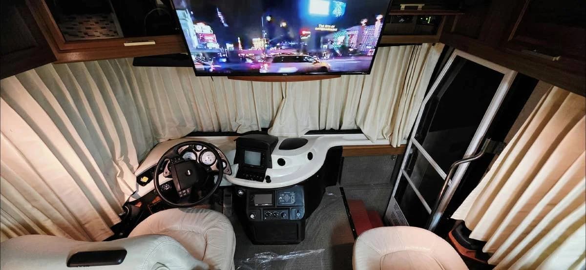 2002 ((clean)) fleetwood revolution diesel 2 slides 17