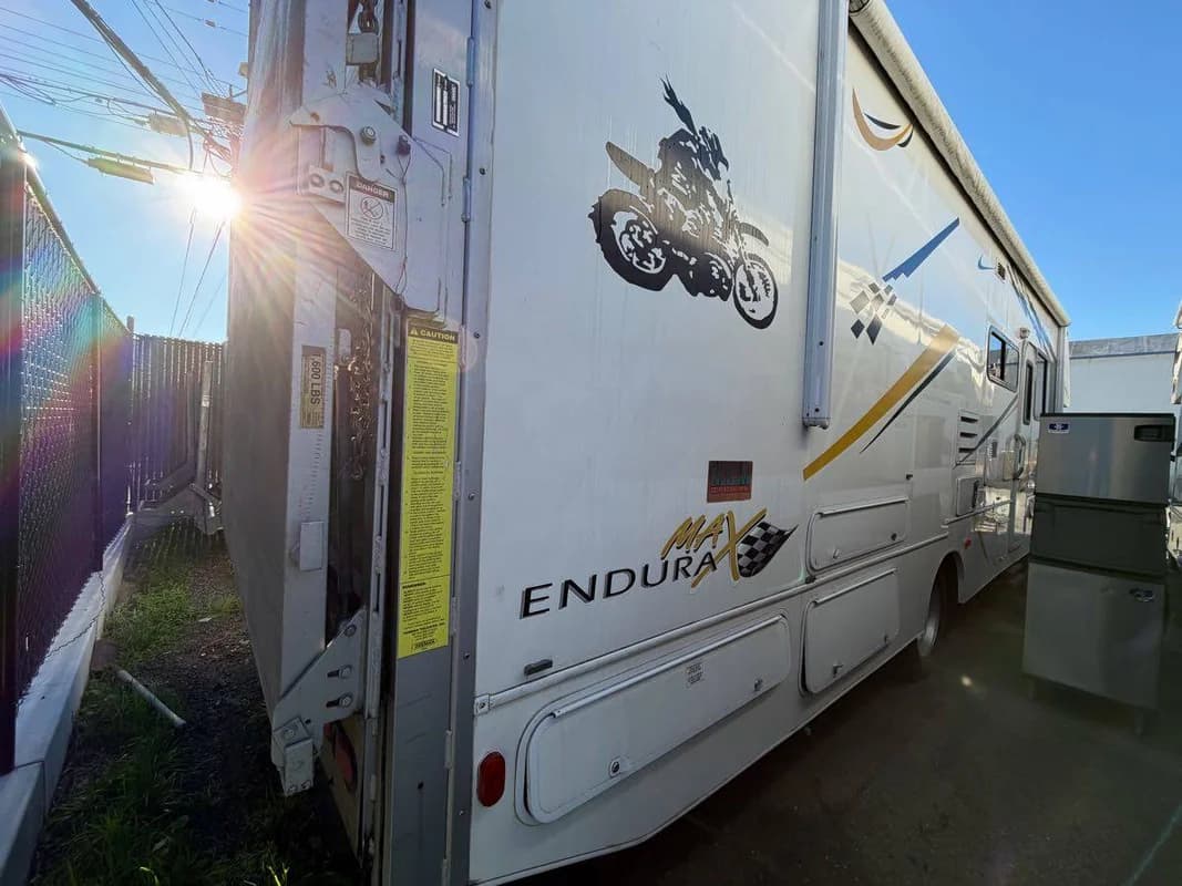 2005 Gulf stream EnduraMax Diesel toy hauler 9