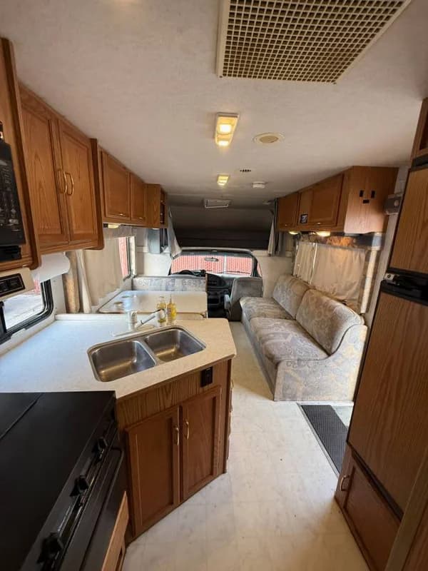 2000 Itasca Spirit 29’ Class C RV – Clean, Turn-Key 6