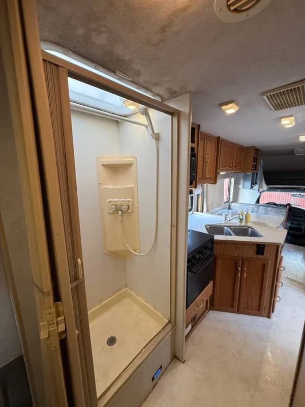 2000 Itasca Spirit 29’ Class C RV – Clean, Turn-Key 10