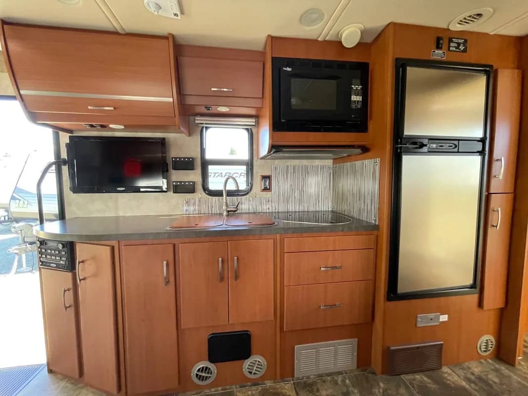 2013 VIEW / MERCEDES DIESEL by WINNEBAGO, MODEL: 24M (Class C) 17
