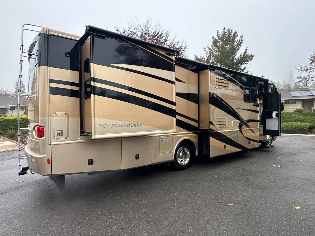 2009 Pace Arrow 37C luxury model 3 Slides Full Body Paint Stored indoo 2