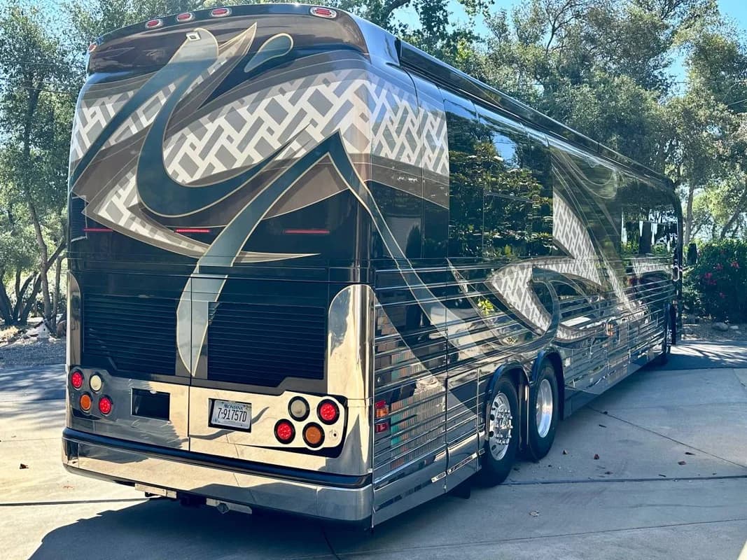 2009 Prevost by Counrty Coach RV Under Market in Awesome Condition 3