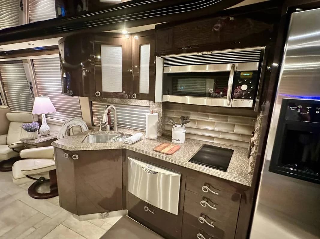2009 Prevost by Counrty Coach RV Under Market in Awesome Condition 13