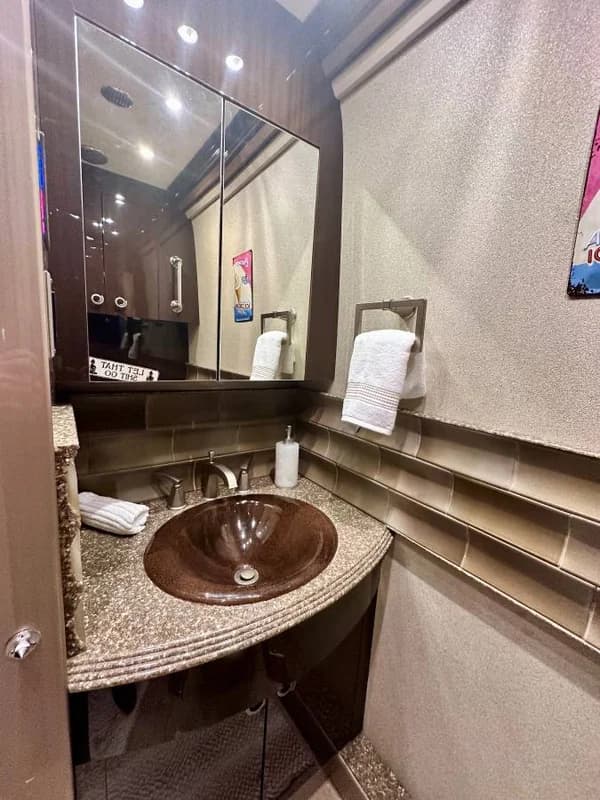 2009 Prevost by Counrty Coach RV Under Market in Awesome Condition 18