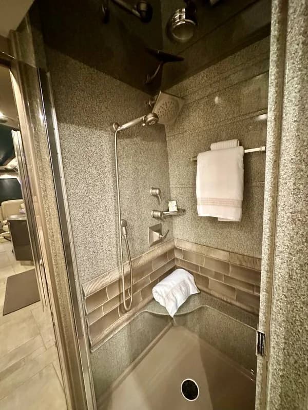 2009 Prevost by Counrty Coach RV Under Market in Awesome Condition 17