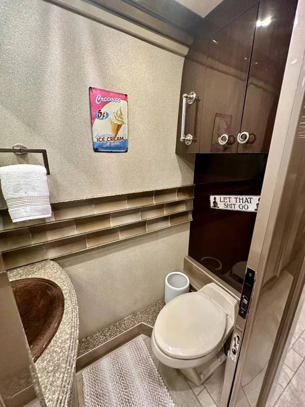 2009 Prevost by Counrty Coach RV Under Market in Awesome Condition 19