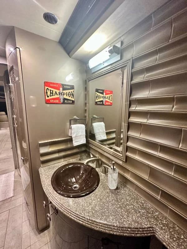 2009 Prevost by Counrty Coach RV Under Market in Awesome Condition 20