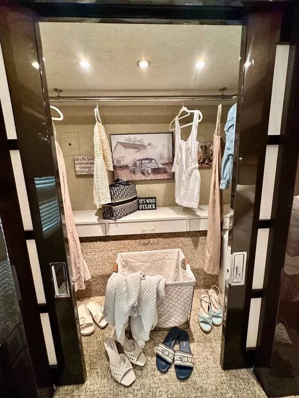 2009 Prevost by Counrty Coach RV Under Market in Awesome Condition 22