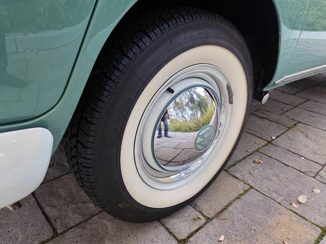 EXQUISITE Restored 1964 VW Type 241 Deluxe 21 Window Micro Bus! 10