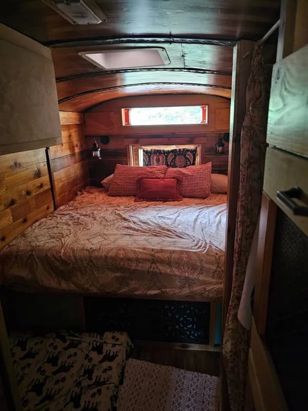 Fully Off-Grid Skoolie Tiny Home on Wheels – Luxury Conversion Bus 5