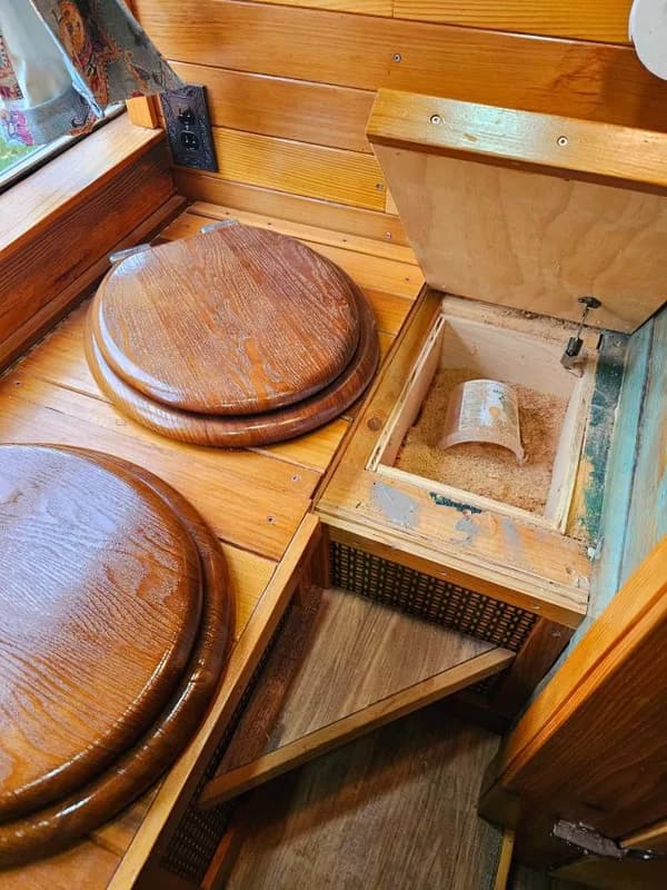 Fully Off-Grid Skoolie Tiny Home on Wheels – Luxury Conversion Bus 15