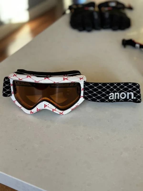 Womens ski helmet, goggles and gloves 10