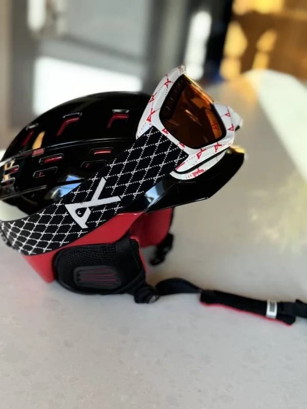 Womens ski helmet, goggles and gloves 13